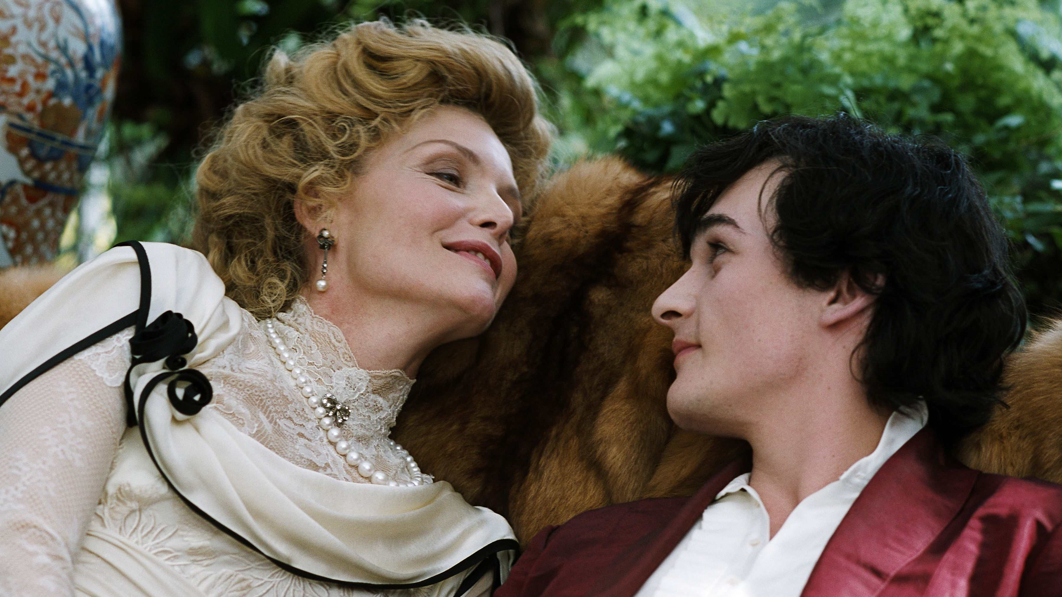 Chéri key art background