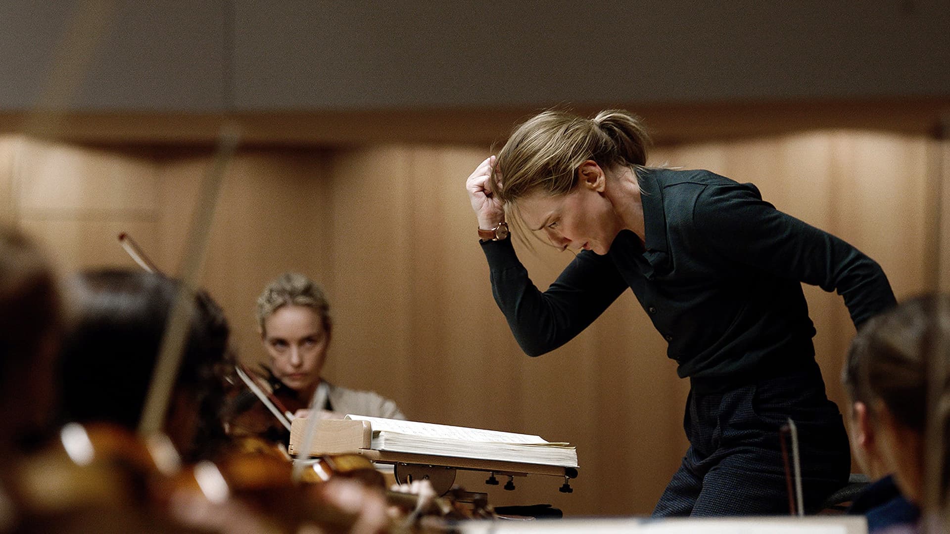 TÁR key art background